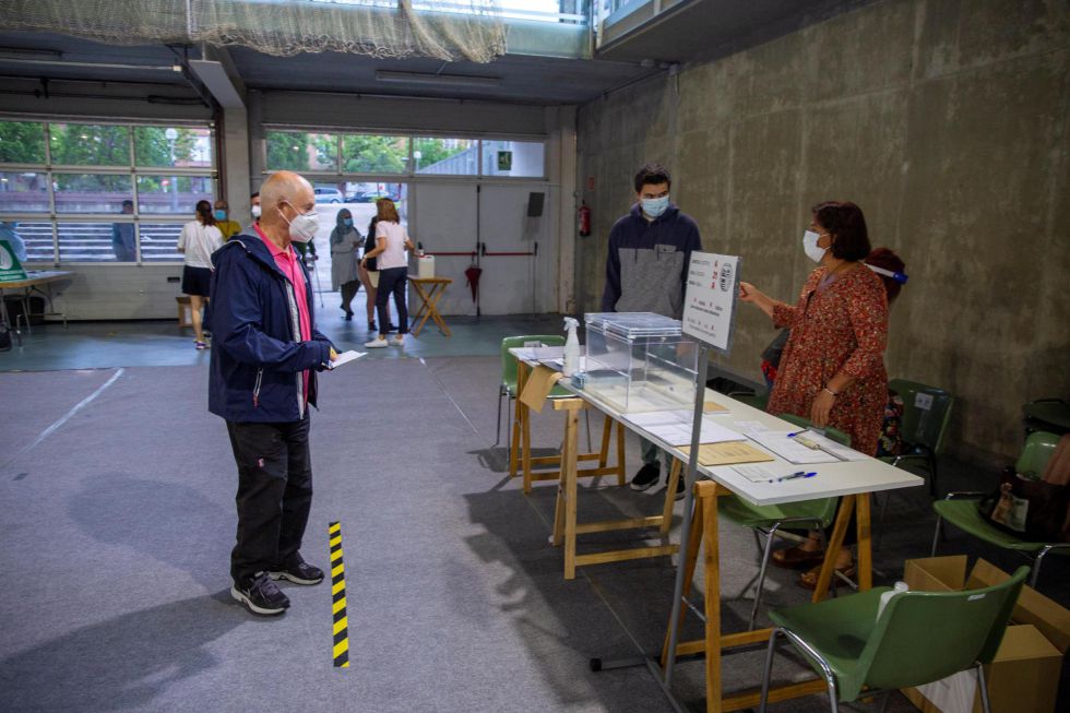 Respetando las marcas habilitadas en el suelo para cumplir la distancia social, los primeros votantes acceden de uno en uno a las urnas en puntos como Vitoria este domingo. Respetando las marcas habilitadas en el suelo para cumplir la distancia social, los primeros votantes acceden de uno en uno a las urnas en puntos como Vitoria este domingo.
