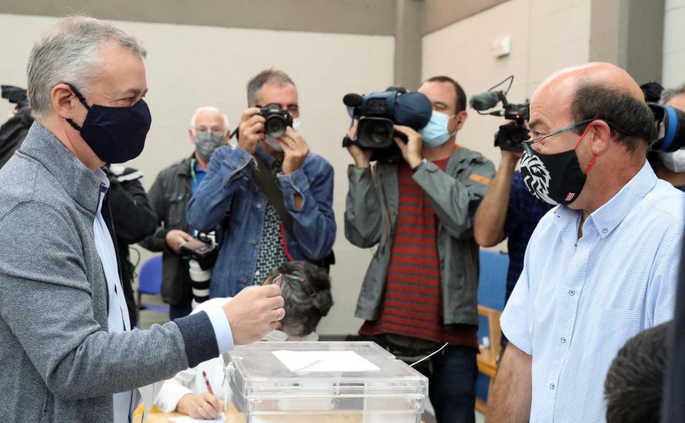 El lehendakari y candidato a la reelección Iñigo Urkullu, vota con mascarilla en la localidad vizcaína de Durango, respetando todas las medidas de seguridad ante la pandemia del coronavirus. El lehendakari y candidato a la reelección Iñigo Urkullu, vota con mascarilla en la localidad vizcaína de Durango, respetando todas las medidas de seguridad ante la pandemia del coronavirus.