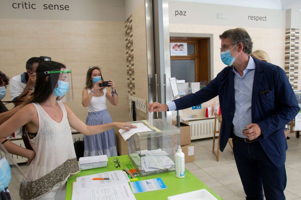 El actual presidente de la Xunta de Galicia y candidato por el Partido Popular, Alberto Núñez Feijóo, ha ejercido su derecho al voto en el colegio Niño Jesús de Praga, en Vigo. El actual presidente de la Xunta de Galicia y candidato por el Partido Popular, Alberto Núñez Feijóo, ha ejercido su derecho al voto en el colegio Niño Jesús de Praga, en Vigo.