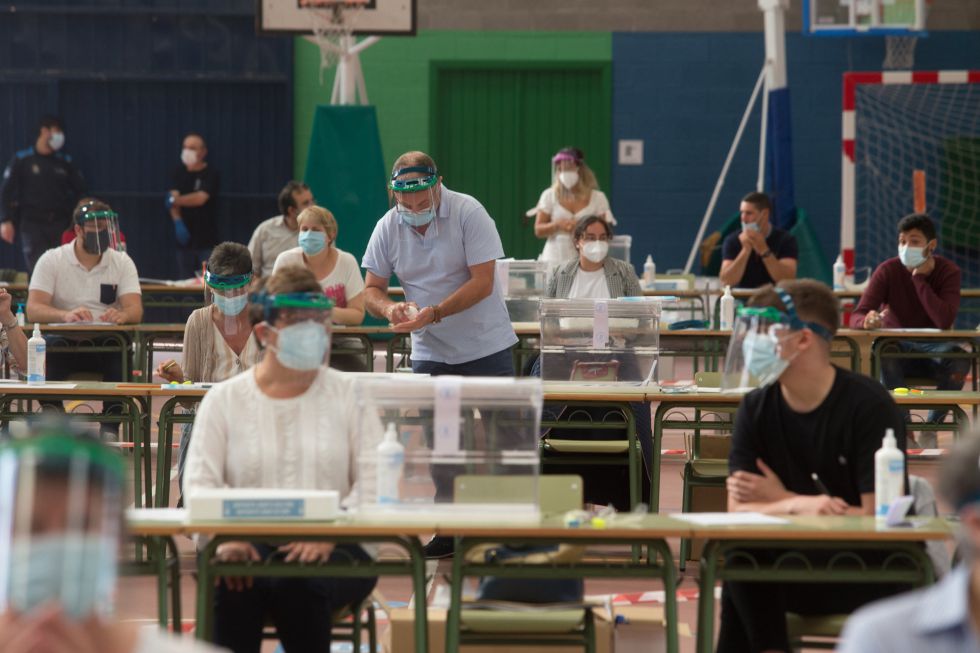 Minutos antes de comenzar a recibir votantes en las urnas dispuestas en un colegio de Burela (Lugo). Minutos antes de comenzar a recibir votantes en las urnas dispuestas en un colegio de Burela (Lugo).