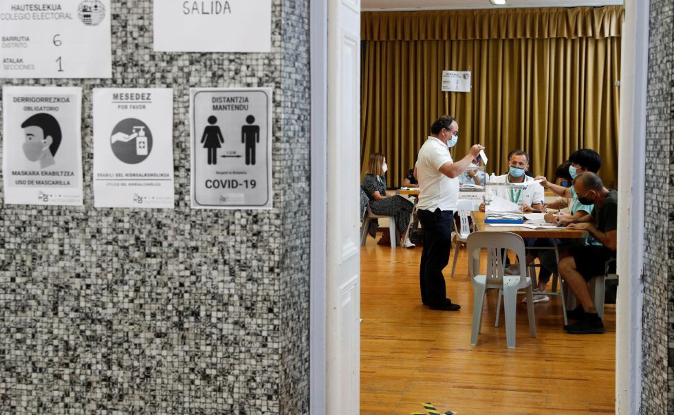 A la entrada de las 2.678 mesas electorales previstas para los comicios en Euskadi este domingo, pueden encontrarse indicaciones para evitar descuidos ante la pandemia que ha marcado estas elecciones. A la entrada de las 2.678 mesas electorales previstas para los comicios en Euskadi este domingo, pueden encontrarse indicaciones para evitar descuidos ante la pandemia que ha marcado estas elecciones.