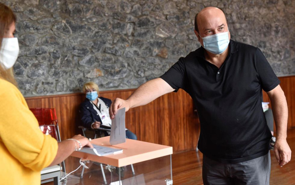 El presidente del PNV, Andoni Ortuzar, ejerce su derecho al voto este domingo en un colegio electoral en las antiguas escuelas de Sanfuentes, en la localidad vizcaína de Abanto-Zierbena. El presidente del PNV, Andoni Ortuzar, ejerce su derecho al voto este domingo en un colegio electoral en las antiguas escuelas de Sanfuentes, en la localidad vizcaína de Abanto-Zierbena.