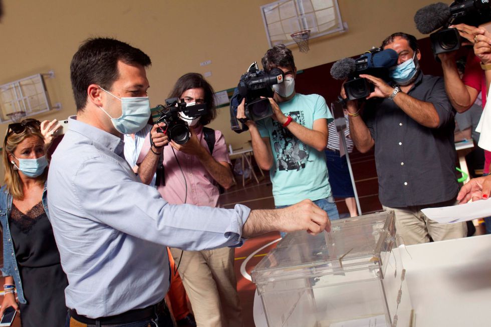 El candidato a la presidencia la Xunta de Galicia por el PSdeG-PSOE, Gonzalo Caballero, deposita su voto en el colegio de los Salesianos en Vigo. El candidato a la presidencia la Xunta de Galicia por el PSdeG-PSOE, Gonzalo Caballero, deposita su voto en el colegio de los Salesianos en Vigo.
