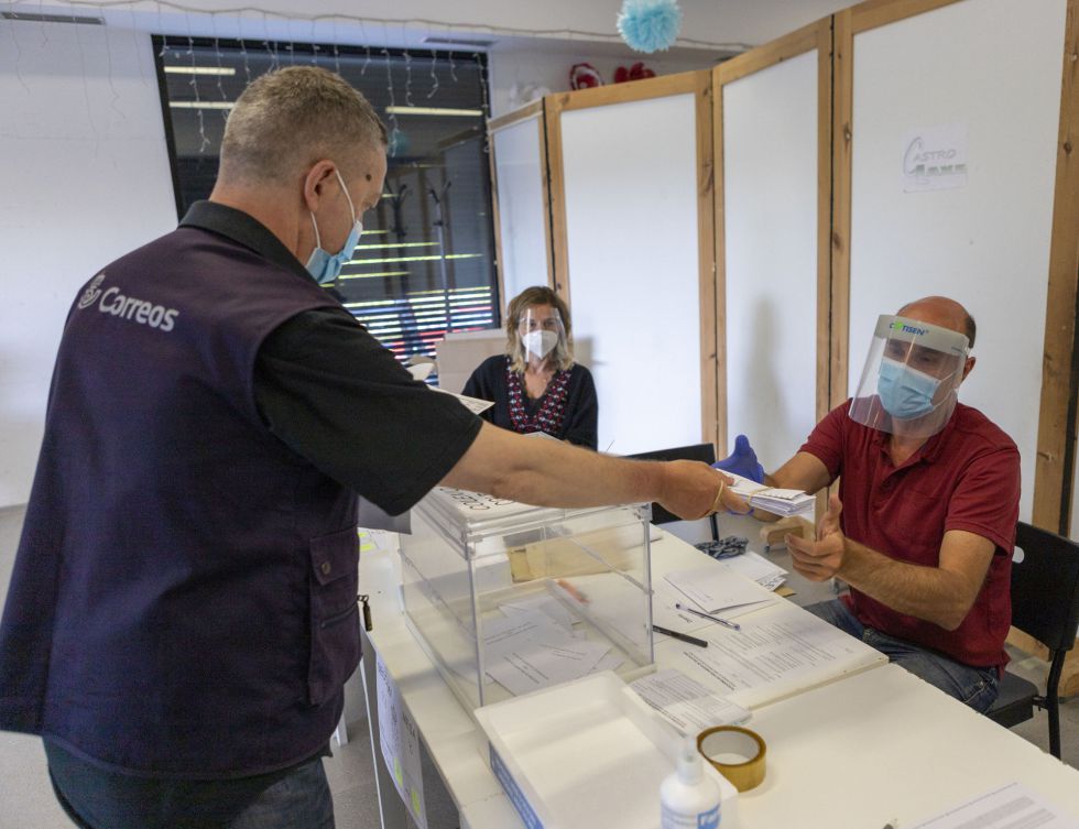 Un trabajador de Correos entrega los votos recibidos por correo en la mesa electoral de la ciudad de Laxe para las elecciones autonómicas al Parlamento gallego. Un trabajador de Correos entrega los votos recibidos por correo en la mesa electoral de la ciudad de Laxe para las elecciones autonómicas al Parlamento gallego.
