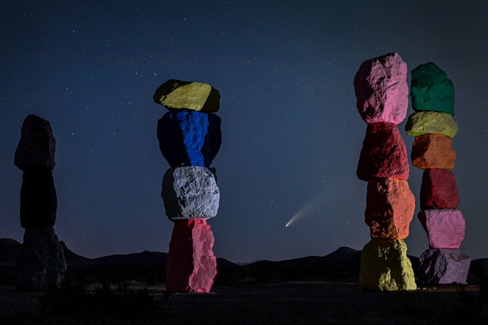 El cometa Neowise, visto desde la instalación artística 'Seven Magic Mountains', en el desierto de Las Vegas (EEUU). El cometa Neowise, visto desde la instalación artística 'Seven Magic Mountains', en el desierto de Las Vegas (EEUU).
