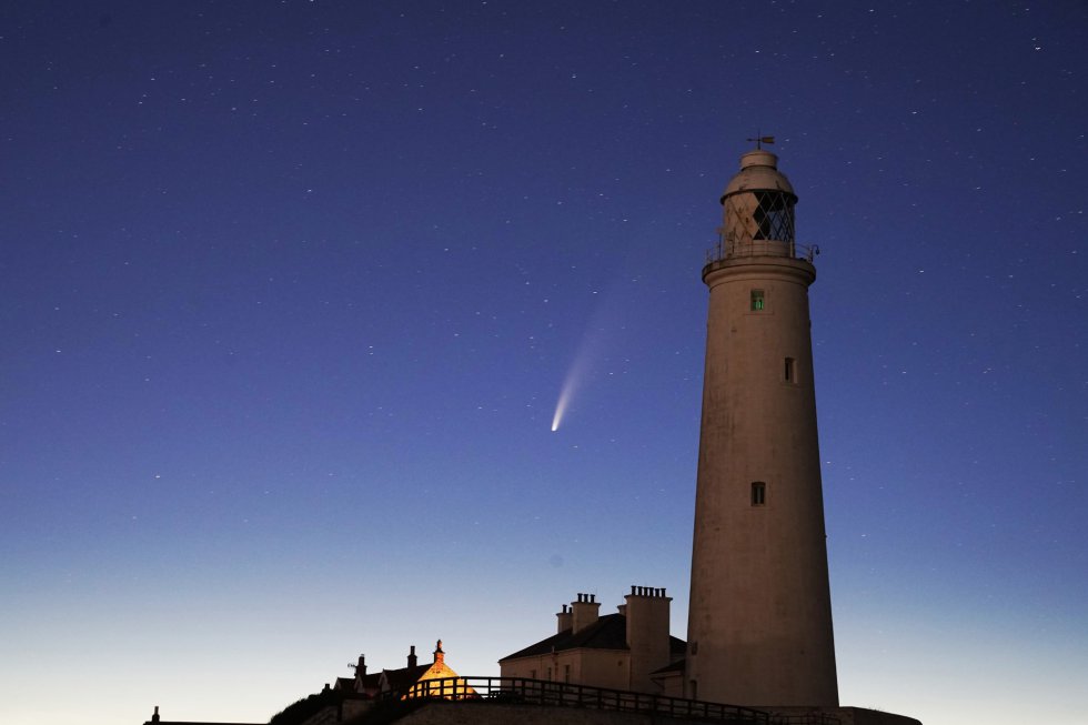 El cometa Neowise, pasando tras el faro Saint Mary's, en Whitley Bay (Inglaterra). El cometa Neowise, pasando tras el faro Saint Mary's, en Whitley Bay (Inglaterra).