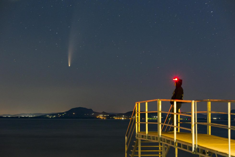 El cometa Neowise, visto desde Balatonmariafurdo (Hungría) tras la puesta de sol. El cometa Neowise, visto desde Balatonmariafurdo (Hungría) tras la puesta de sol.