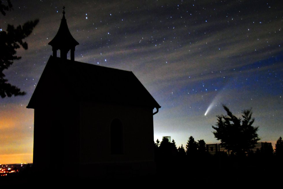 El cometa Neowise, visto junto a una capilla del norte de Flachgau (Austria). El cometa Neowise, visto junto a una capilla del norte de Flachgau (Austria).