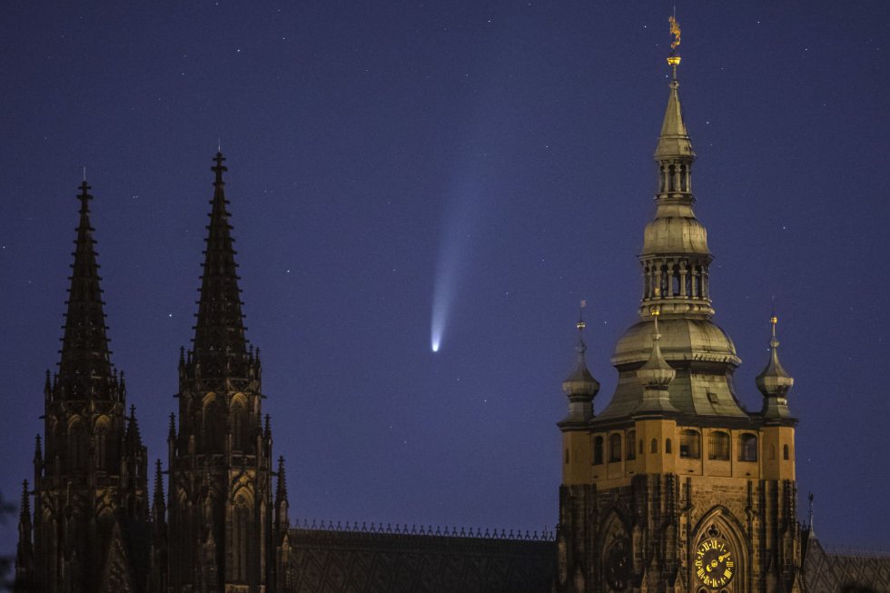 El cometa Neowise, sobrevolando el Castillo de Praga y la Catedral de San Vitus (República Checa). El cometa Neowise, sobrevolando el Castillo de Praga y la Catedral de San Vitus (República Checa).