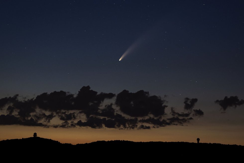 El cometa Neowise, visto desde el monte Buschberg (Puerstendorf, Austria). El cometa Neowise, visto desde el monte Buschberg (Puerstendorf, Austria).