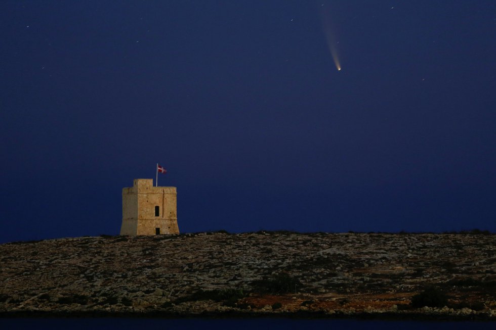 El cometa Neowise visto desde la Torre de San Marcos, cerca de la villa de Bahar ic-Caghaq (Malta). El cometa Neowise visto desde la Torre de San Marcos, cerca de la villa de Bahar ic-Caghaq (Malta).