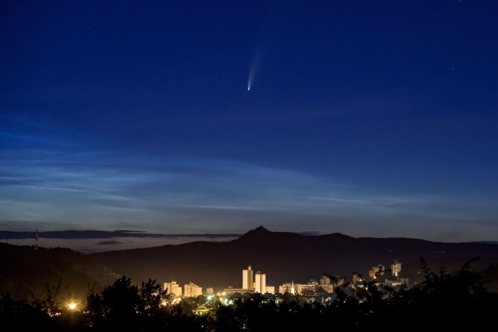 El cometa Neowise, visto desde Salgotarjan (Hungría). El cometa Neowise, visto desde Salgotarjan (Hungría).