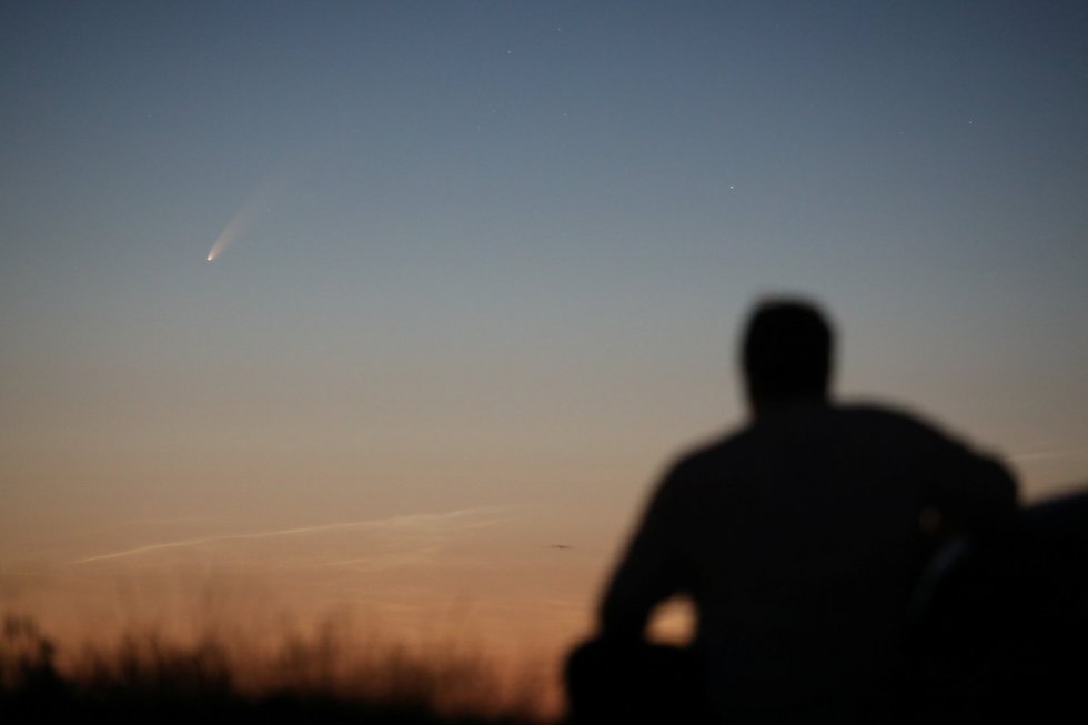 El cometa Neowise, visto desde Ballintoy (Reino Unido). El cometa Neowise, visto desde Ballintoy (Reino Unido).