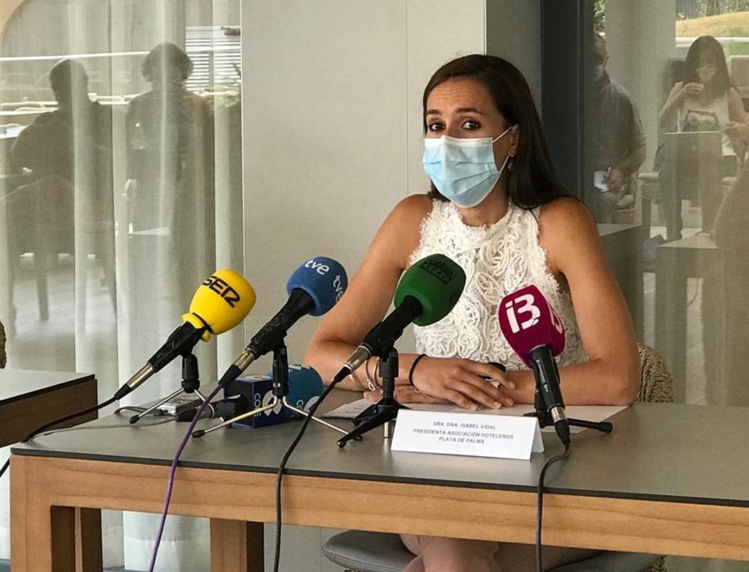 Isabel Vidal, presidenta de la Asociación de Hoteleros de Playa de Palma, en rueda de prensa