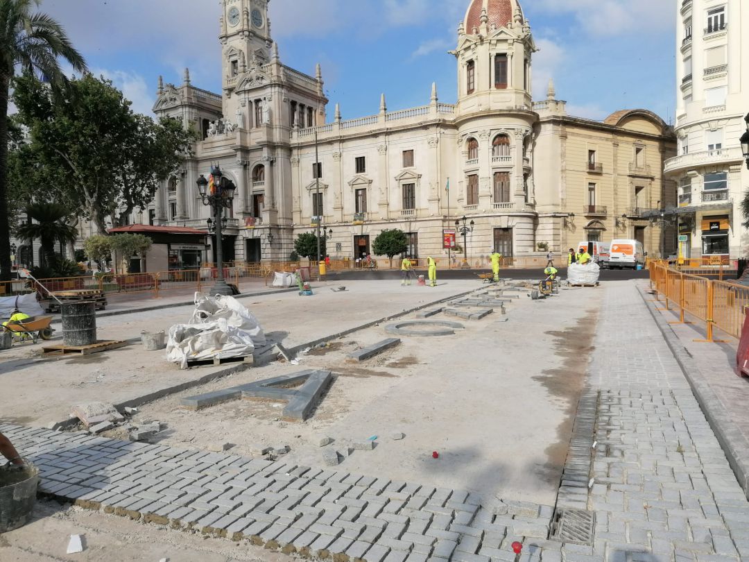 Las Letras De Valencia Ya Adornan La Nueva Plaza Del Ayuntamiento Peatonal Radio Valencia Cadena Ser