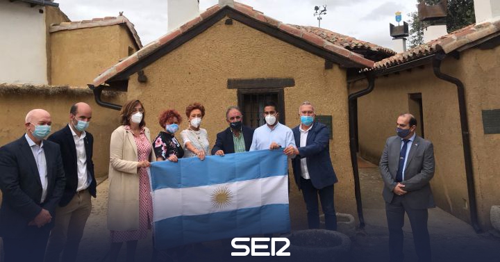 The ceremony flag donated by Cadena 3 Argentina arrives at the house of General San Martín in Cervatos |  Radio Palencia