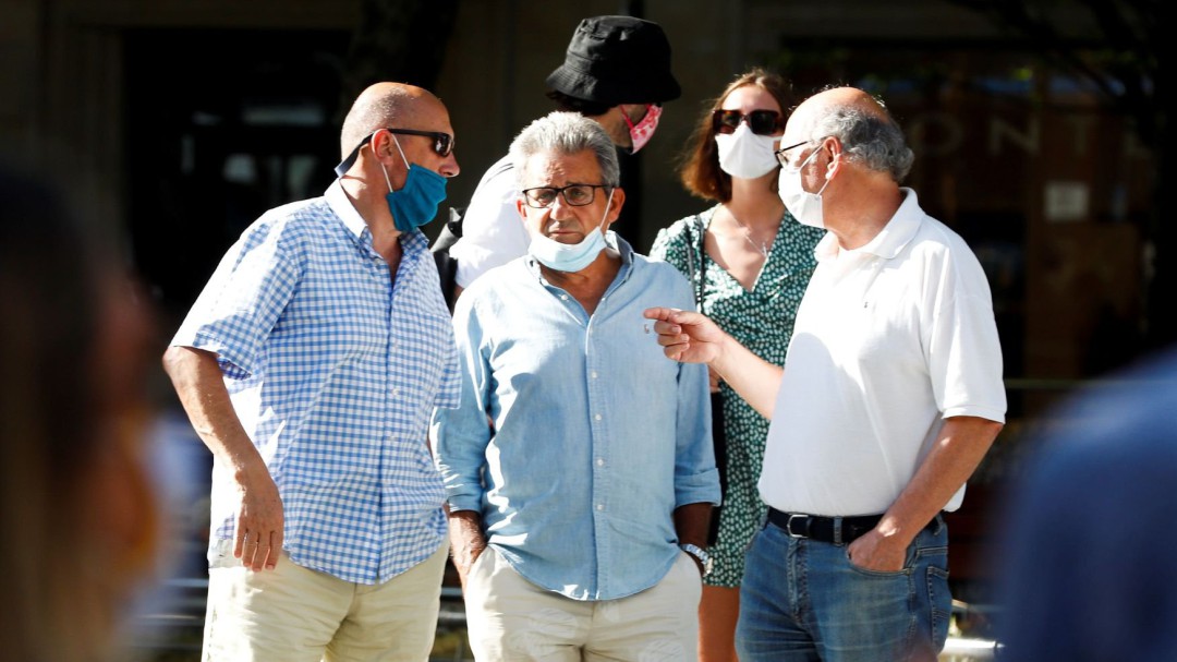 ¿A quién se considera contacto estrecho de una persona que ha dado positivo por COVID-19?