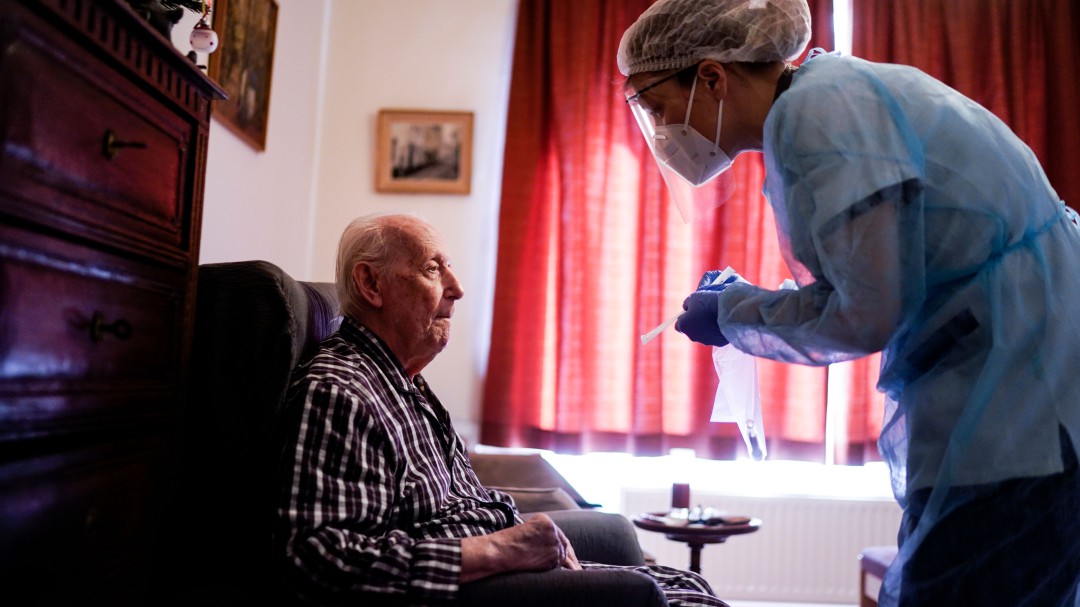 "Eso no es una residencia, es otra cosa. Mi padre no volverá hasta que pueda visitarle"