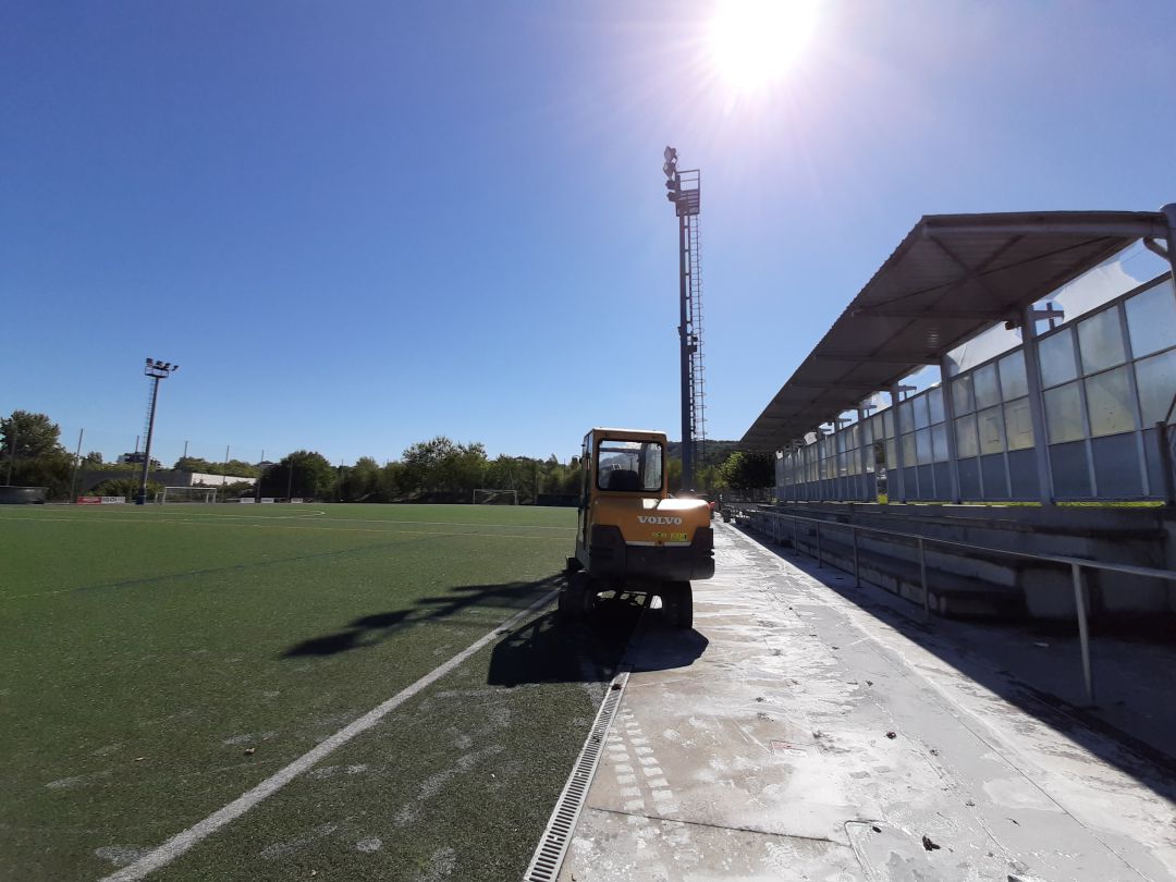Obras en el campo de fútbol de Ugalde-Ventas en las que se renovará el cesped artifical entre otras mejoras. 