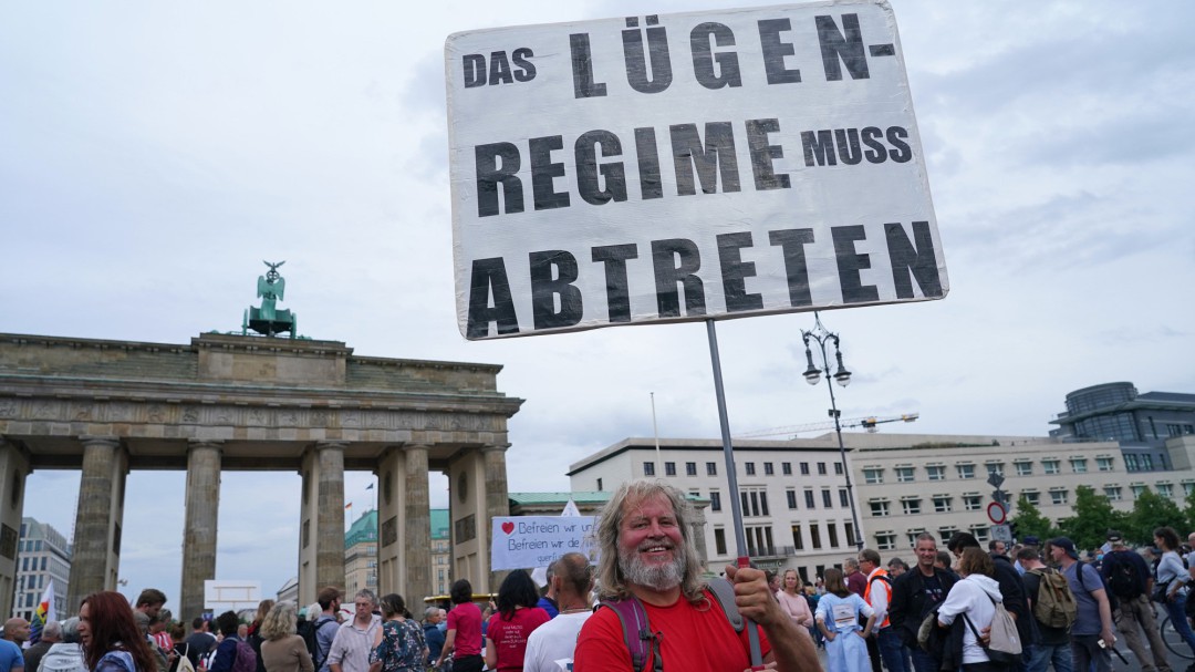 Unos 1.500 negacionistas inician las protestas contra las restricciones en Berlín