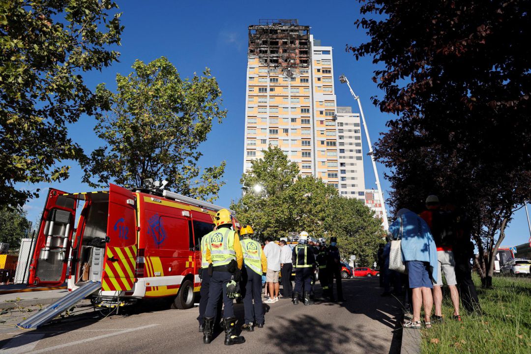 Un gran incendio devora los pisos superiores de una torre del norte de Madrid | Radio Madrid | Cadena SER