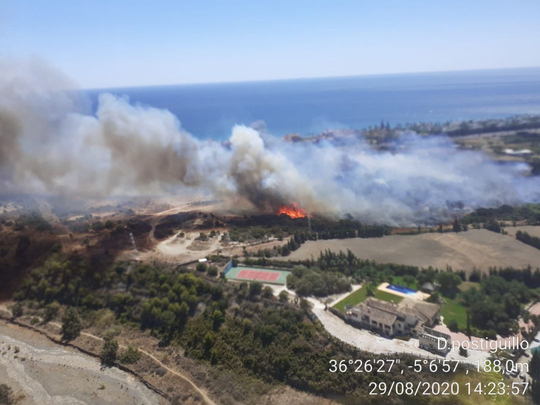 Un incendio en Estepona afecta a comercios, viviendas y un hotel de