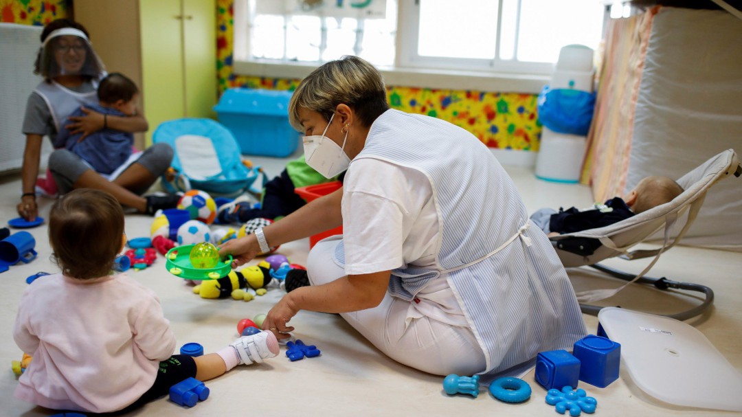 Cuentos con mascarilla, menos niños y padres fuera: así han sido los primeros días de las escuelas infantiles