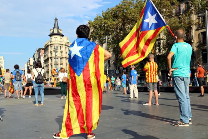 Asistentes a la concentración de la Plaza Universidad, en Barcelona. Asistentes a la concentración de la Plaza Universidad, en Barcelona.