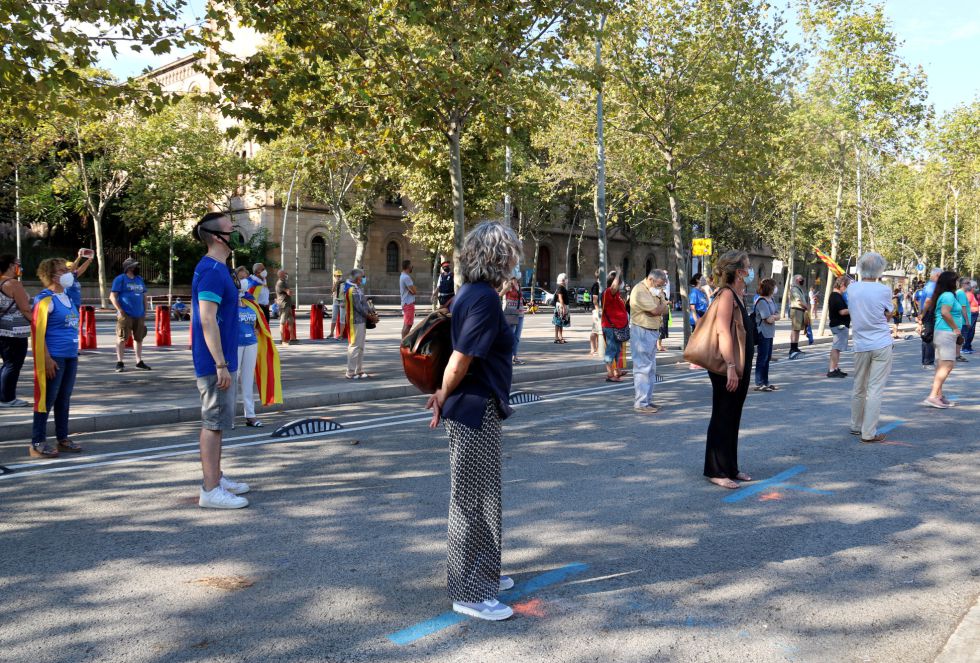 Asistentes a la concentración de Plaza Universidad, en Barcelona, guardando la distancia de seguridad. Asistentes a la concentración de Plaza Universidad, en Barcelona, guardando la distancia de seguridad.