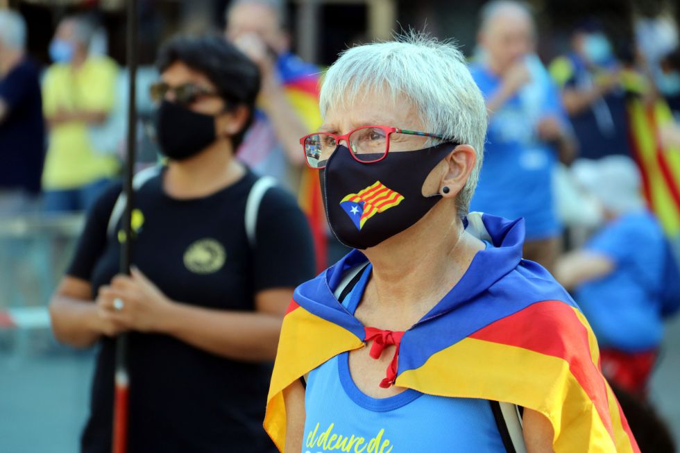 Una manifestante con mascarilla en la Plaza Universidad, en Barcelona. Una manifestante con mascarilla en la Plaza Universidad, en Barcelona.