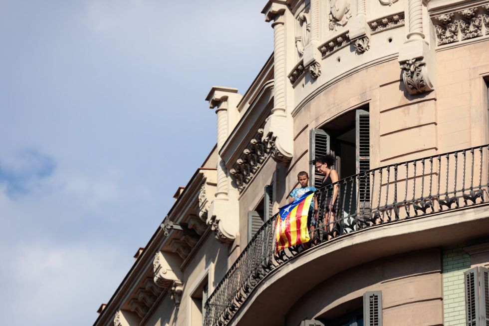 Unos vecinos se suman al acto organizado por ANC desde su balcón. Unos vecinos se suman al acto organizado por ANC desde su balcón.