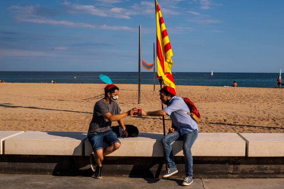 Dos ciudadanos con una estelada. Dos ciudadanos con una estelada.