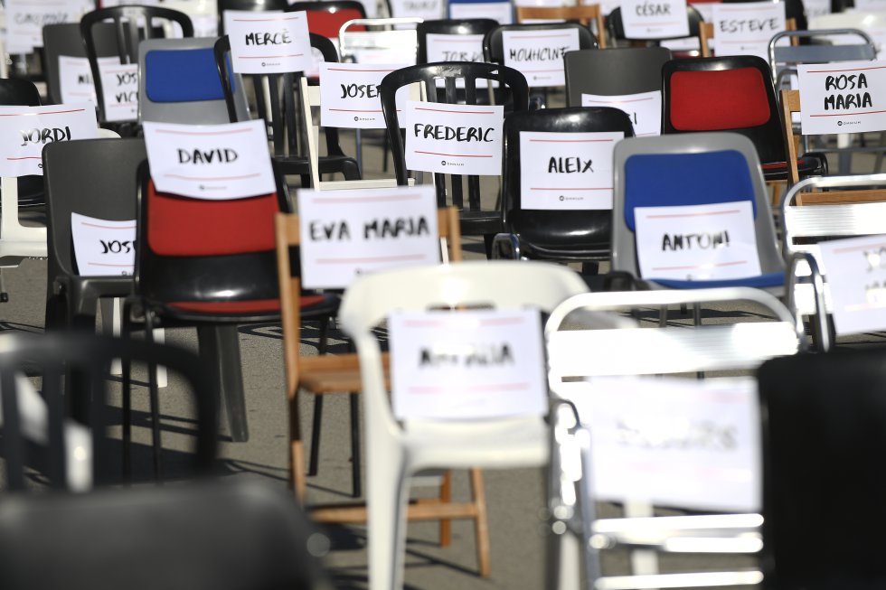 Las sillas con el nombre de los asistentes para garantizar el límite de aforo y la distancia social. Las sillas con el nombre de los asistentes para garantizar el límite de aforo y la distancia social.