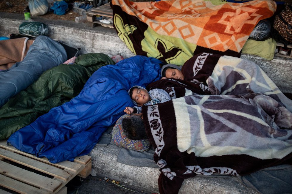 Migrantes duermen cerca del campamento destruido de Moria, en la isla de Lesbos, Grecia. Migrantes duermen cerca del campamento destruido de Moria, en la isla de Lesbos, Grecia.
