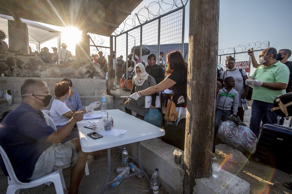 Migrantes siendo realojados en el campamento temporal de Moria. Migrantes siendo realojados en el campamento temporal de Moria.