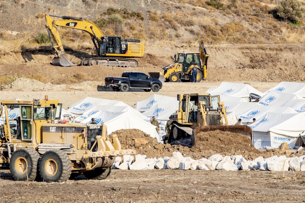 Vista de la construcción del nuevo campamento temporal por el gobierno griego. Vista de la construcción del nuevo campamento temporal por el gobierno griego.
