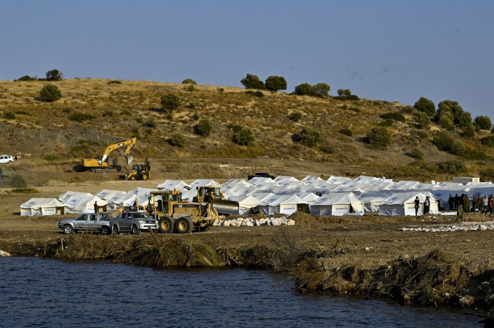 Construcción del nuevo campamento cerca de Moria. Construcción del nuevo campamento cerca de Moria.