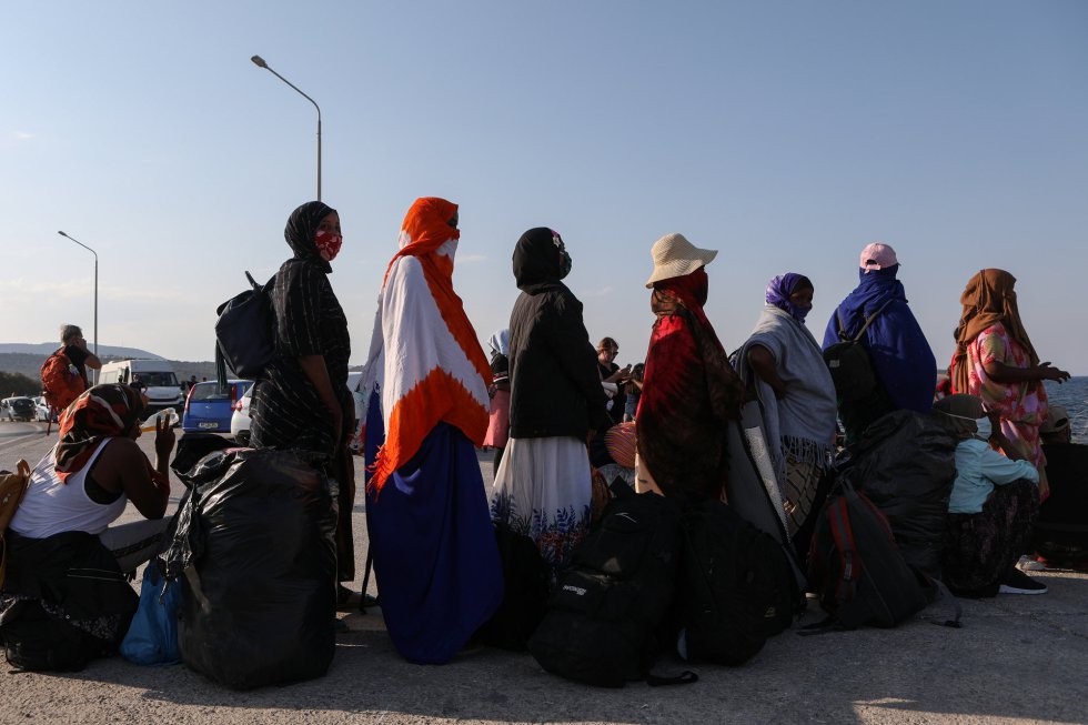Migrantes esperan para entrar en el campamento temporal cerca de Moria. Migrantes esperan para entrar en el campamento temporal cerca de Moria.