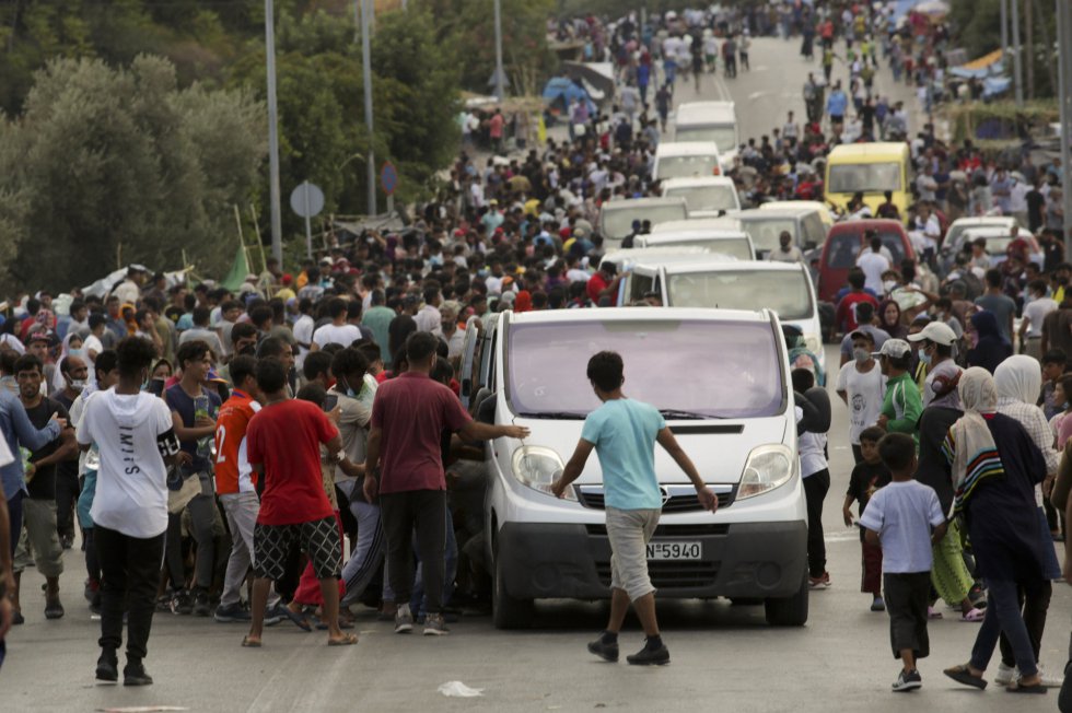 Miles de migrantes esperan para recibir botellas de agua. Miles de migrantes esperan para recibir botellas de agua.