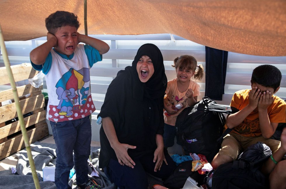 Varios niños y una mujer reaccionan a los disturbios tras la destrucción del campamento de Moria. Varios niños y una mujer reaccionan a los disturbios tras la destrucción del campamento de Moria.