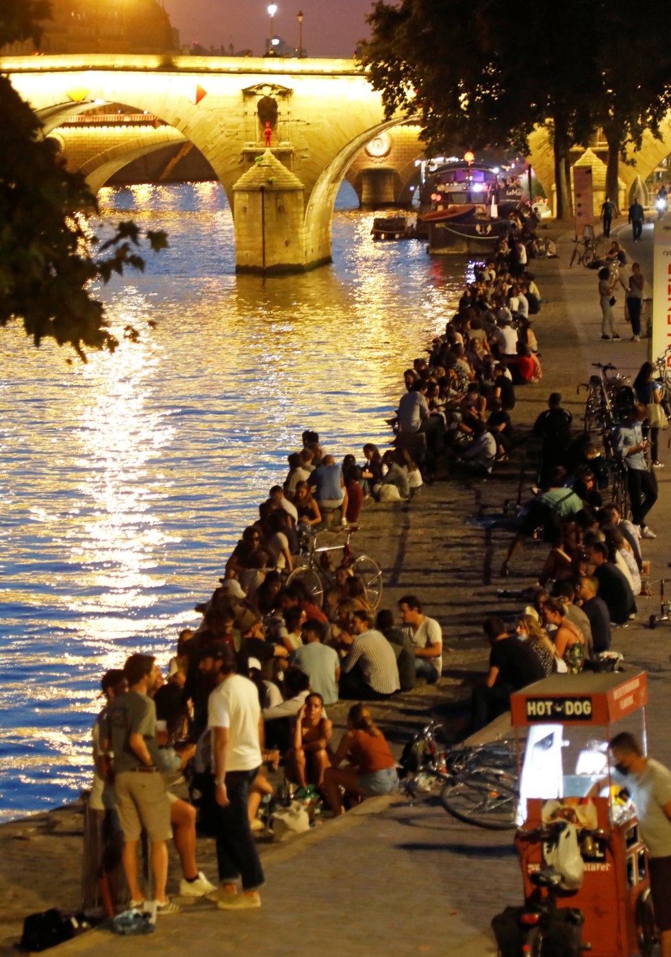 Multitud de jóvenes se reunieron este lunes por la tarde en los alrededores del río Sena de París Multitud de jóvenes se reunieron este lunes por la tarde en los alrededores del río Sena de París