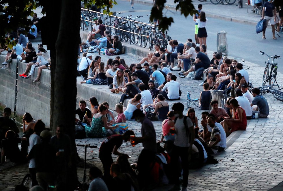 Los jóvenes no respetan la distancia de seguridad ni llevan mascarilla Los jóvenes no respetan la distancia de seguridad ni llevan mascarilla