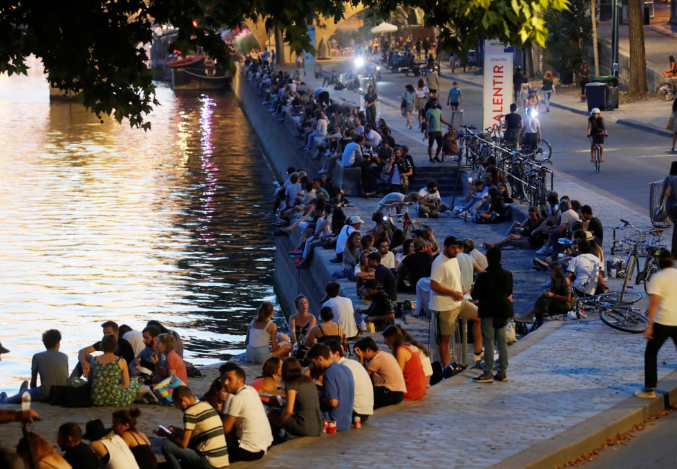 Cada región de Francia continúa modulando las restricciones en función de los casos, como Nueva Aquitania que ha restringido las reuniones a diez personas en espacios públicos, incluso al aire libre como parques, playas o muelles en la ciudad de Burdeos. Mientras, París estaba así este lunes por la tarde Cada región de Francia continúa modulando las restricciones en función de los casos, como Nueva Aquitania que ha restringido las reuniones a diez personas en espacios públicos, incluso al aire libre como parques, playas o muelles en la ciudad de Burdeos. Mientras, París estaba así este lunes por la tarde
