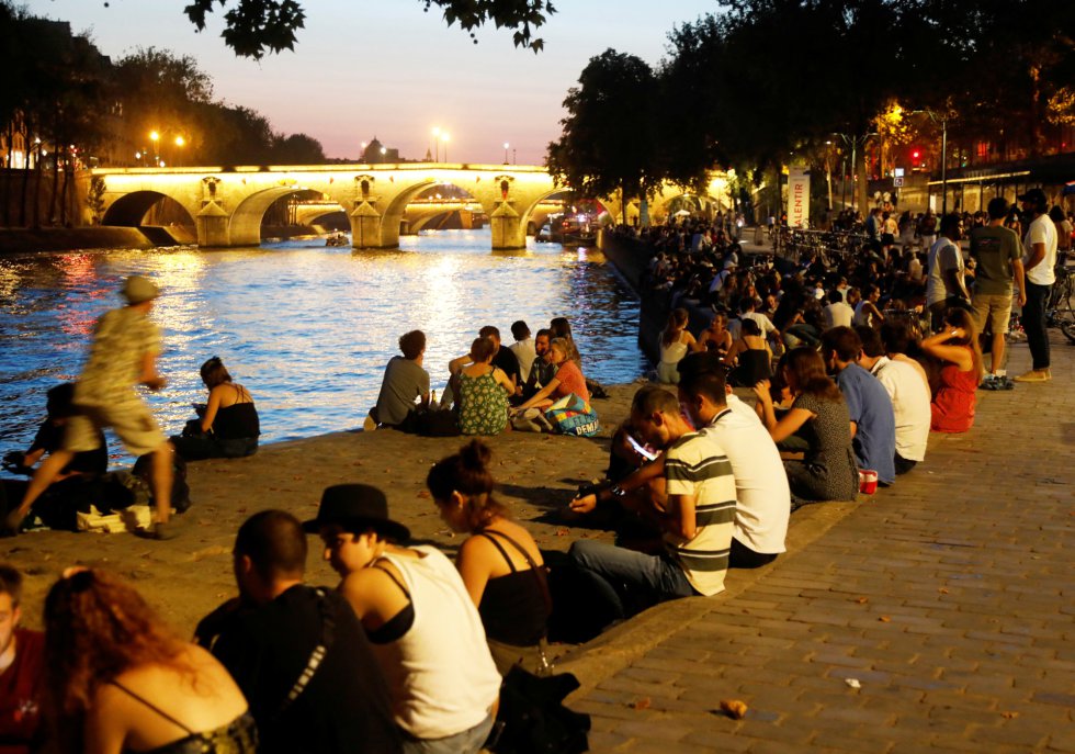 El tiempo agradable de este lunes por la tarde, animó a los jóvenes a salir a la calle El tiempo agradable de este lunes por la tarde, animó a los jóvenes a salir a la calle