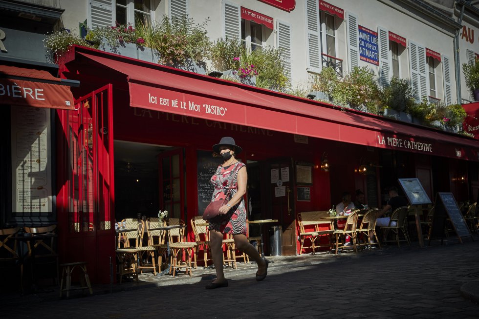 Una parisino camina por una de las calles de Montmartre con una máscarilla después de que se haya hecho obligatorio su uso por el reciente aumento de casos de COVID-19
Una parisino camina por una de las calles de Montmartre con una máscarilla después de que se haya hecho obligatorio su uso por el reciente aumento de casos de COVID-19