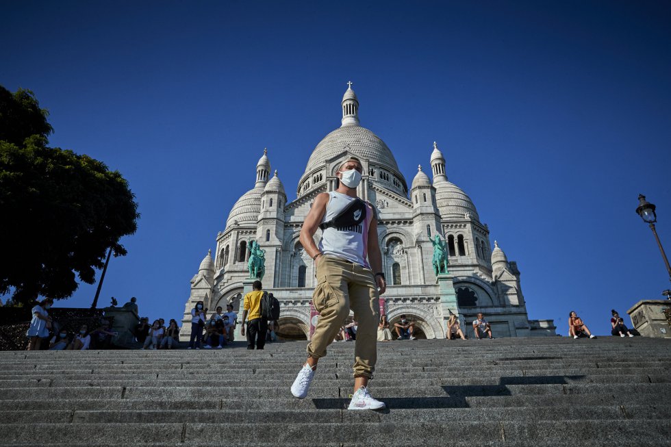 Un turista en los famosos escalones frente a la Basílica del Sacré Cœur
Un turista en los famosos escalones frente a la Basílica del Sacré Cœur