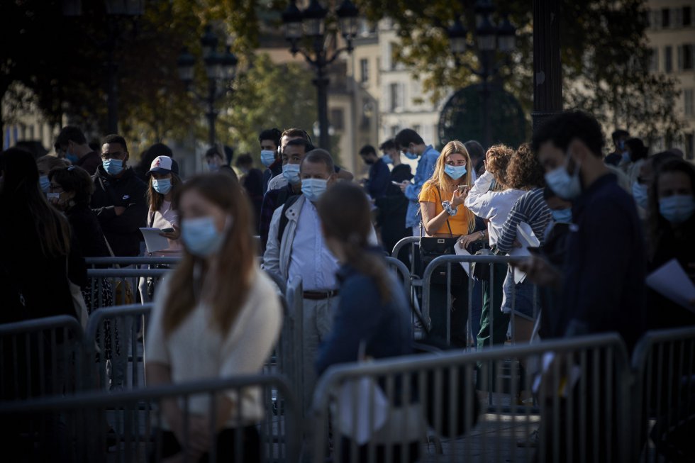 Los parisinos hacen cola en el Hotel de Ville para hacerse la prueba de COVID-19 mientras la ciudad se prepara para abrir 20 nuevos centros de pruebas en la región de París para satisfacer la demanda de pruebas desde el gran regreso al trabajo y la escuela después de las vacaciones de verano Los parisinos hacen cola en el Hotel de Ville para hacerse la prueba de COVID-19 mientras la ciudad se prepara para abrir 20 nuevos centros de pruebas en la región de París para satisfacer la demanda de pruebas desde el gran regreso al trabajo y la escuela después de las vacaciones de verano