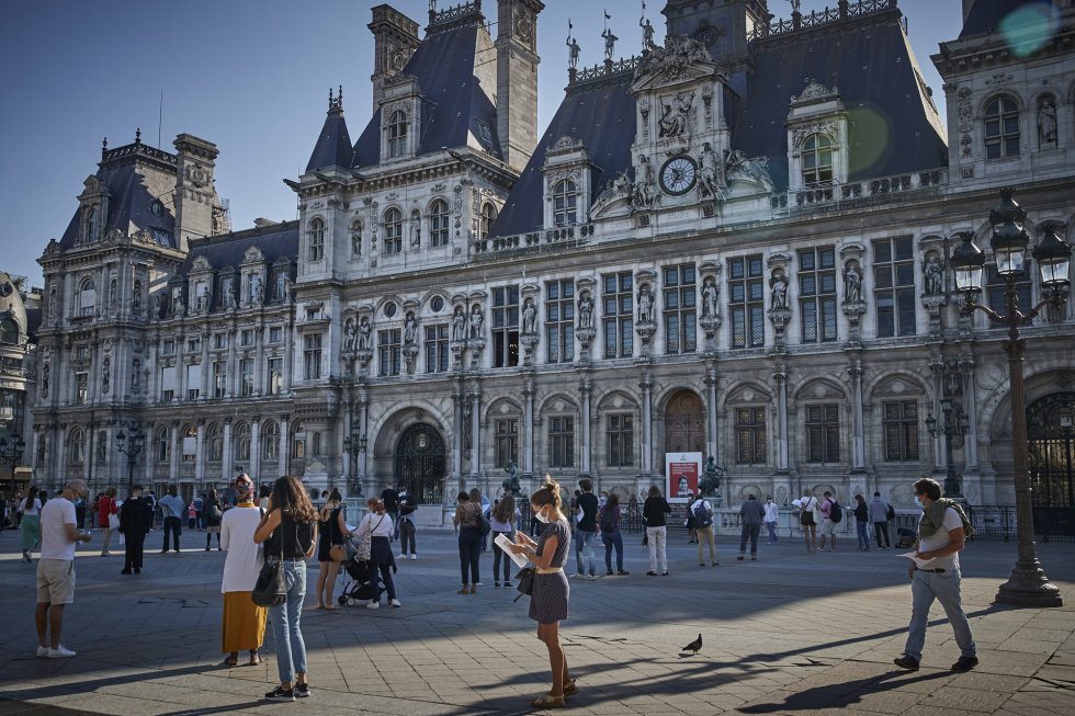 La cola para someterse a las PCR en el ayuntamiento de París La cola para someterse a las PCR en el ayuntamiento de París