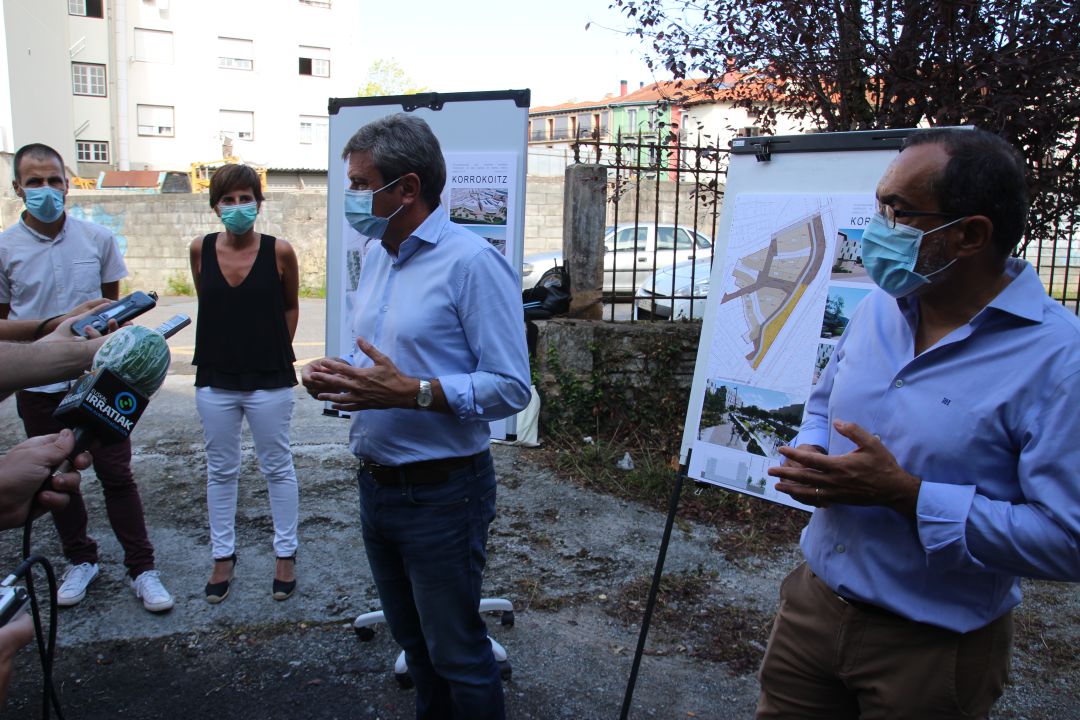 El alcalde, José Antonio Santano, y el delegado de Urbanismo, Miguel Ángel Páez, dando cuenta de los pasos a dar para la reordenación y regeneración del ámbito de Korrokoitz. 