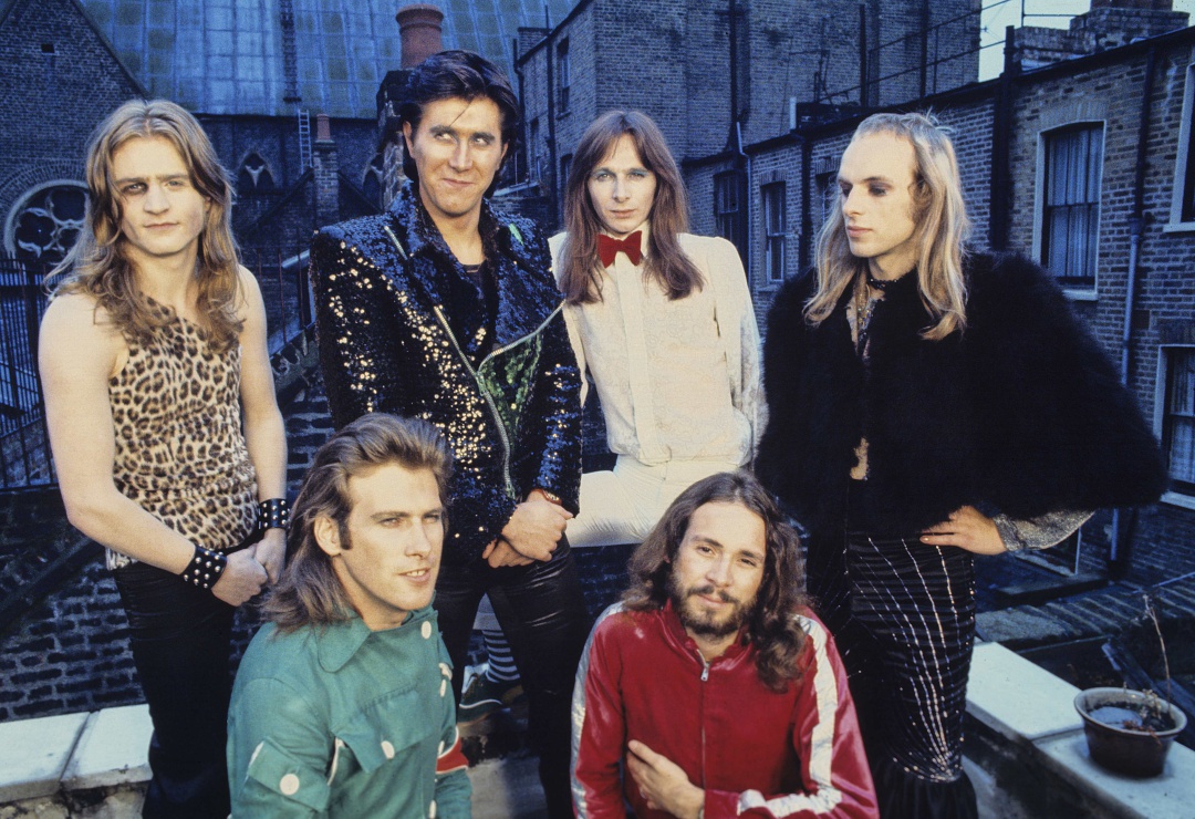 Paul Thompson, Bryan Ferry, Rik Kenton, Brian Eno, Andy Mackay y Phil Manzanera en una fotografía de 1972